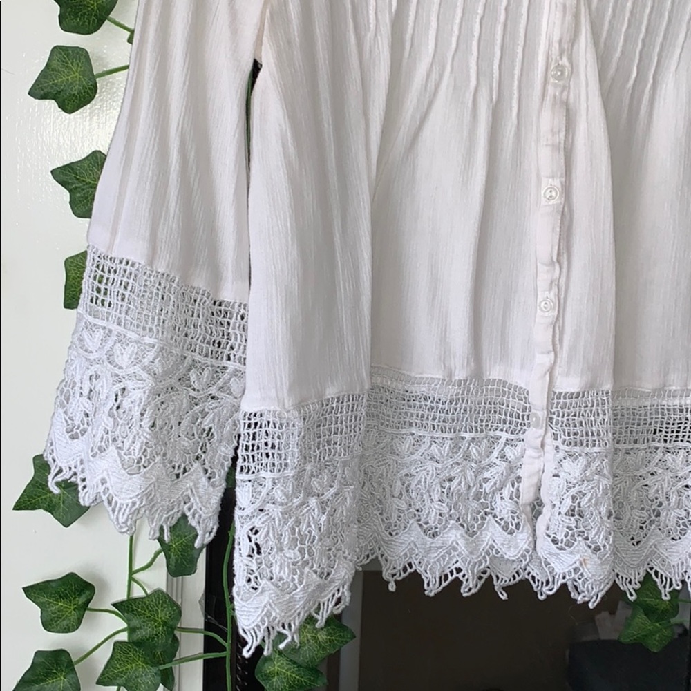 //AE blouse// - Picture 3 of 5
